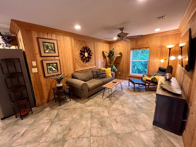 Building Photo - 2162 SW Perry Ter