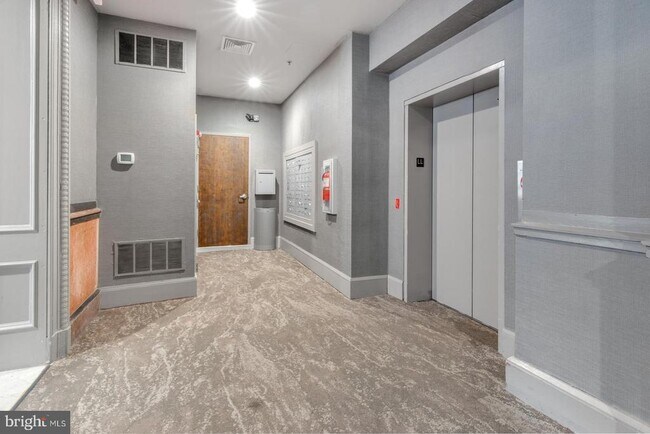 Building Photo - 1001 Chestnut St