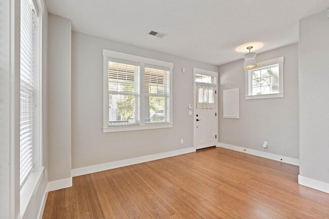 Building Photo - Beautiful 3-bdrm/2.5-bath contemporary craft home w/ lots of character. A/C, fireplace, fenced ba...