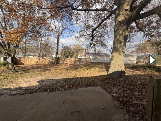 Building Photo - Great East side location 2 bedroom 1 bath