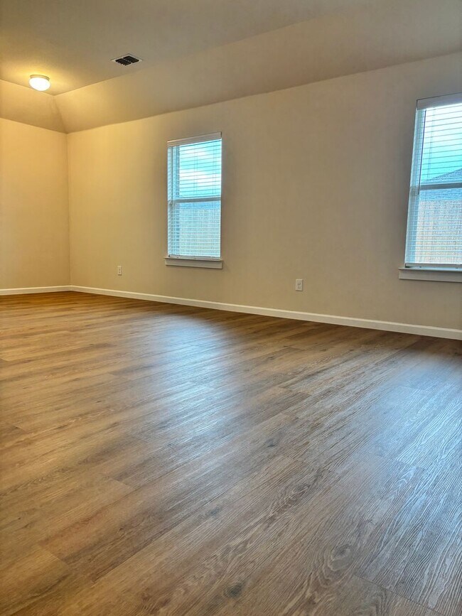 Building Photo - The Perfect Blend of Space & Location – 5 Beds Near Alliance