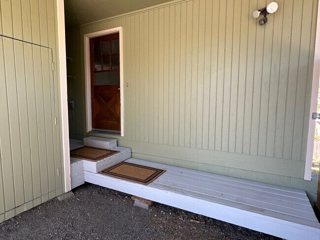 Building Photo - Lincoln Duplex