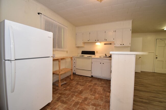 Building Photo - Studio Apartment with Large Yard