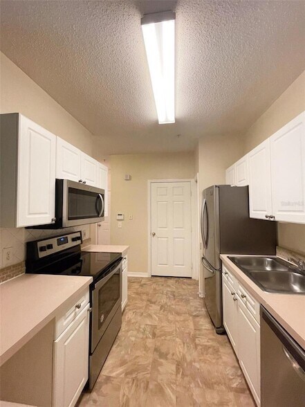 Building Photo - 18001 Richmond Pl Dr