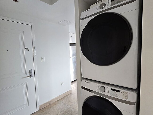 Building Photo - "Spacious 2-Bed Oasis with 2 Baths in the Heart of Astoria – 990 Sq Ft of Comfort!"