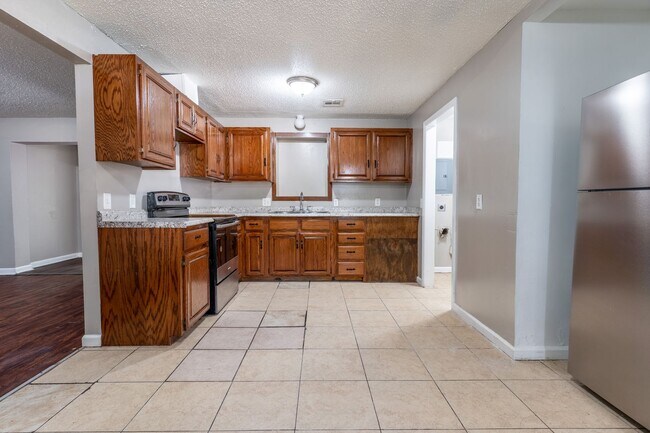 Building Photo - Charming 5-bedroom, 1.5-bathroom home