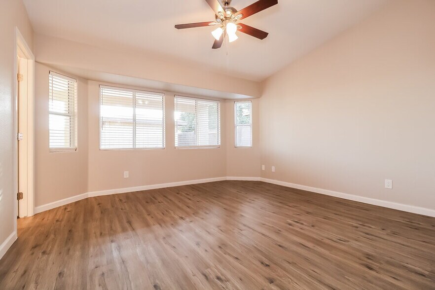 Building Photo - 1611 S 63rd Dr