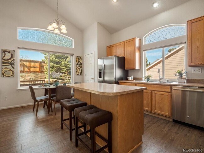 Building Photo - FABULOUS 3-BDRM, 3-BATH HOME IN GORGEOUS C...