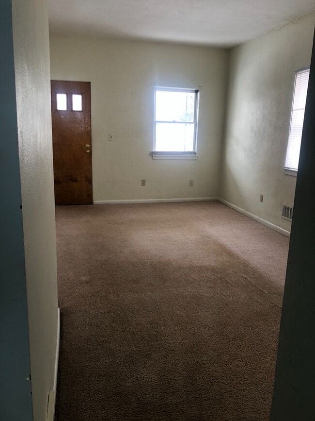 Building Photo - Cute 2 bedroom house next to park!