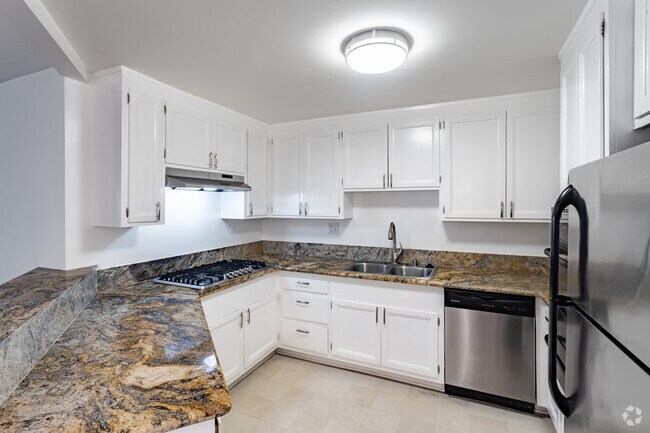 2BR, 2BA - 1500 SF - 443 S Oakhurst Dr
