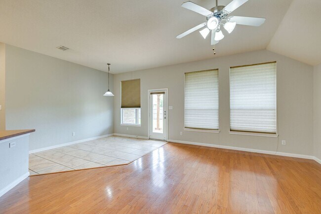 Building Photo - Great location. 4 bedrooms plus an office!