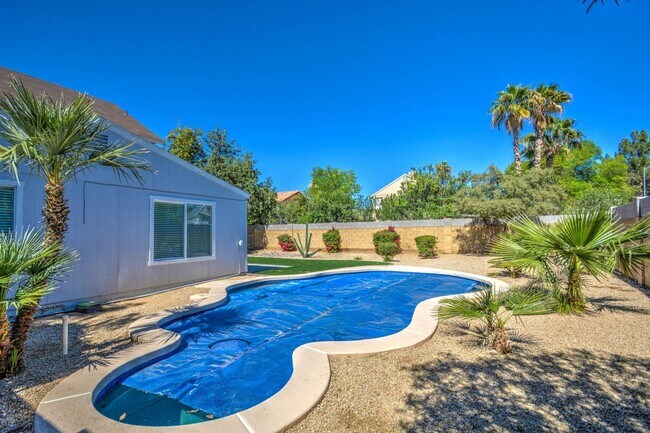 Building Photo - Offering 3 spacious bedrooms, 2.5 baths, l...