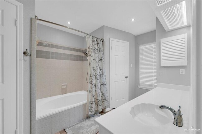 Building Photo - 18 Heritage Oaks Rd