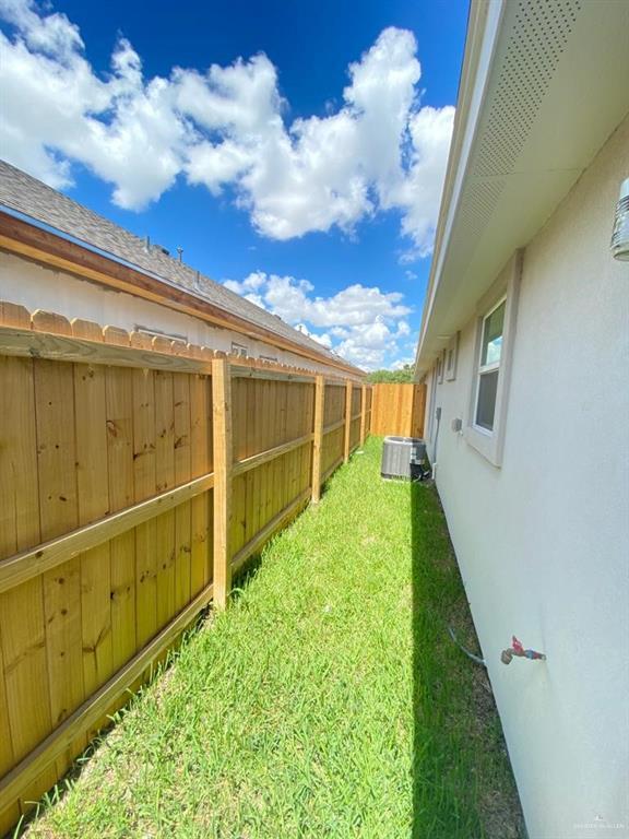 Building Photo - 2012 Summerland Ln