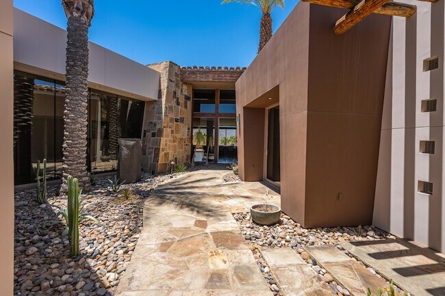 Building Photo - 9 Rockcrest