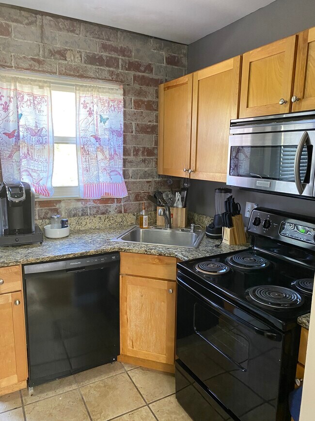 Kitchen - 561 Formwalt St SW