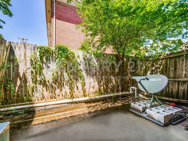 Building Photo - LAST 2 MONTHS RENT FREE!!! Great 2-Story 2/2.5 Condo Close to UNT For Rent!