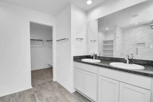 Building Photo - 5443 Pinetree Cres Ln