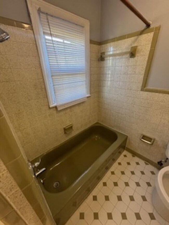 Building Photo - Spacious 3 Bedroom in the heart of Clifton