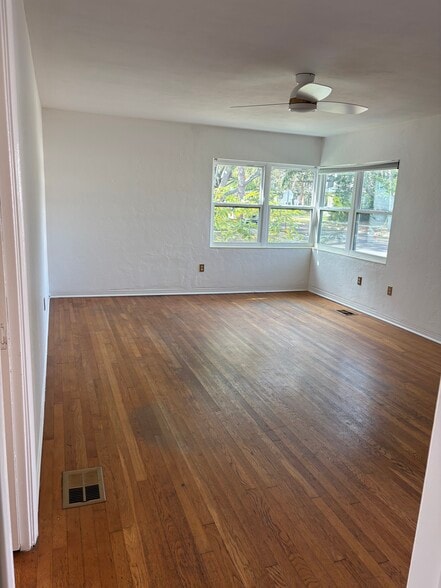 Building Photo - 306 14th Ave NE