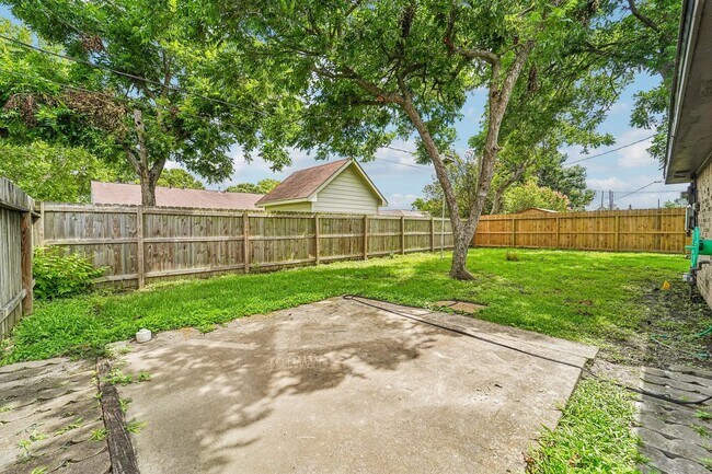 Building Photo - 2801 Coy Dr