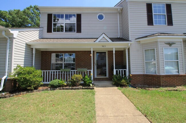 Building Photo - 2 Bedroom 2 Bath Townhome