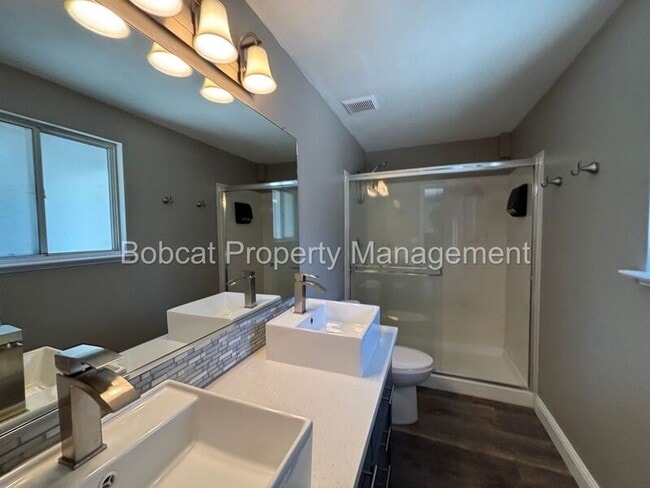 Building Photo - 2066 Southridge Ct