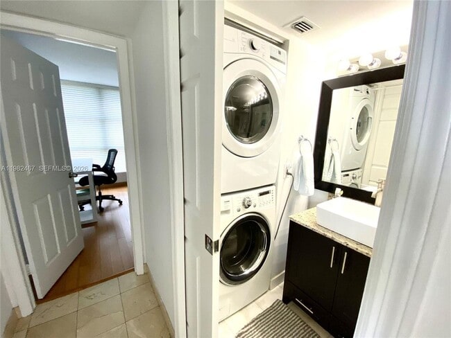 Building Photo - 3500 Mystic Pointe Dr