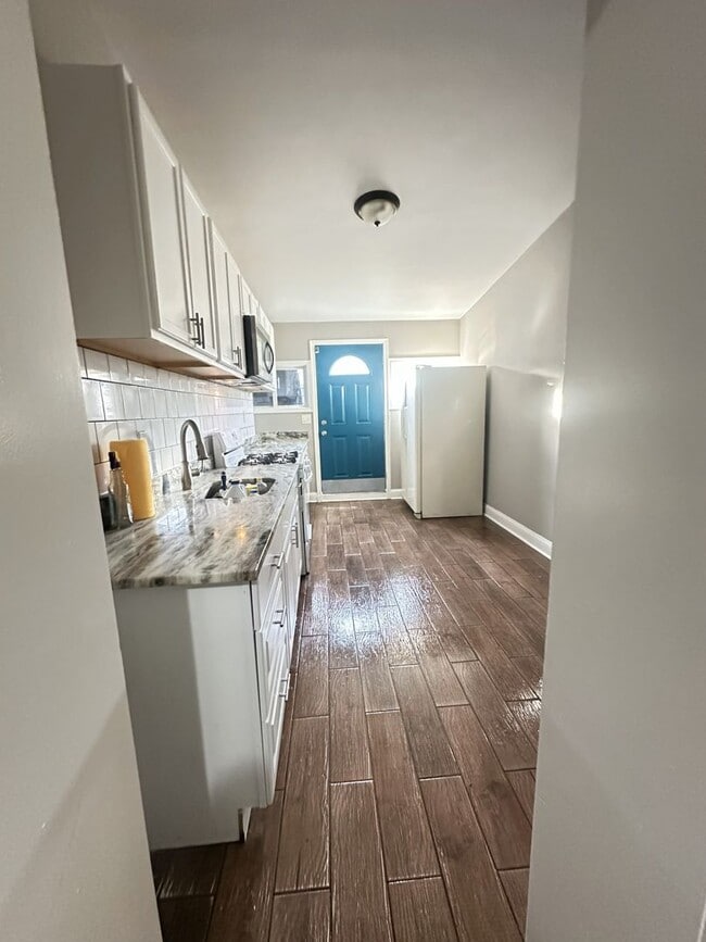 Building Photo - Spacious 4BR Rowhome Near Ellwood Park, Washer/Dryer Included