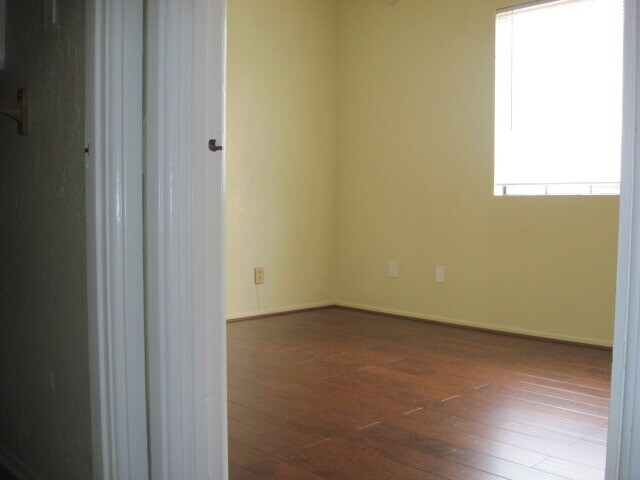 Building Photo - 4076 McLaughlin Ave