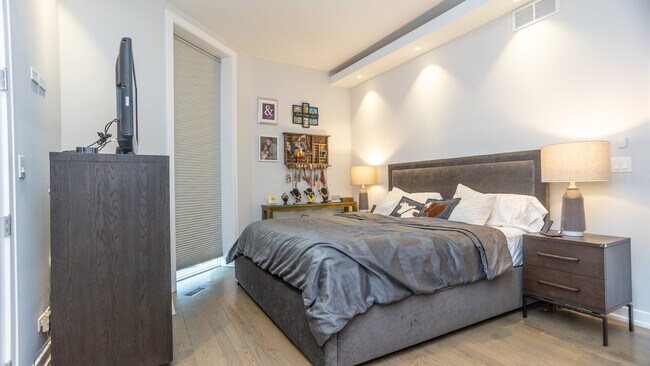 Building Photo - 1947 W Diversey Pkwy