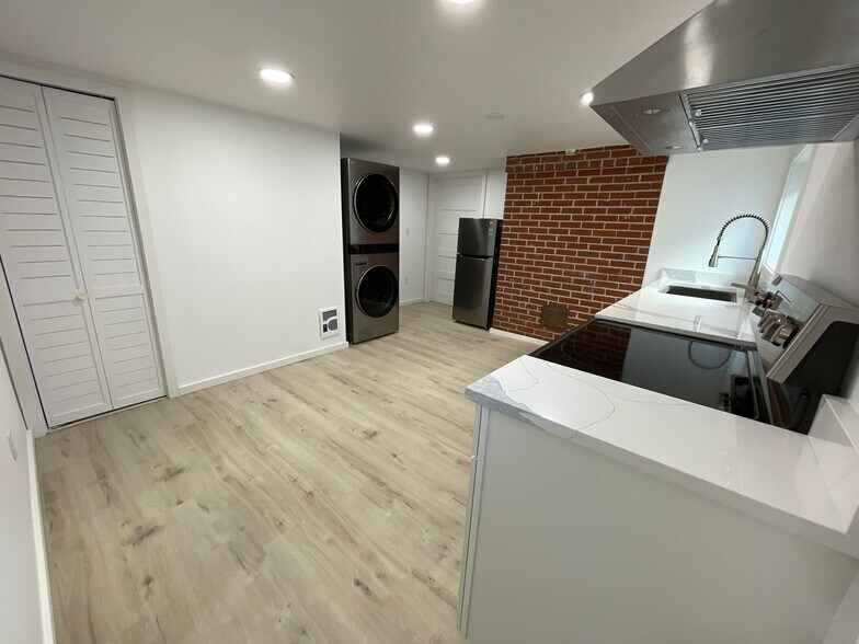 Lower unit kitchen/dining - 1227 7th St