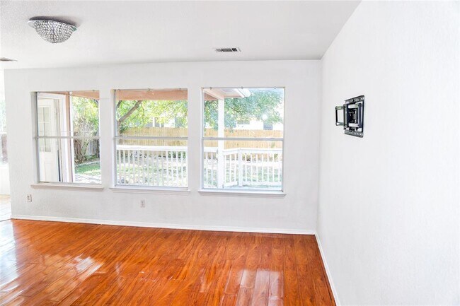 Building Photo - 15224 Sarah's Creek Dr