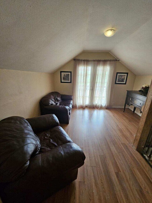 Building Photo - 1923 8th Ave N