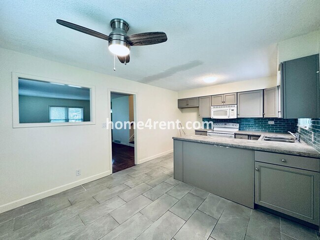 Building Photo - Olathe Duplex w/ Wood Floors, Finished Basement, and a Fenced Yard!