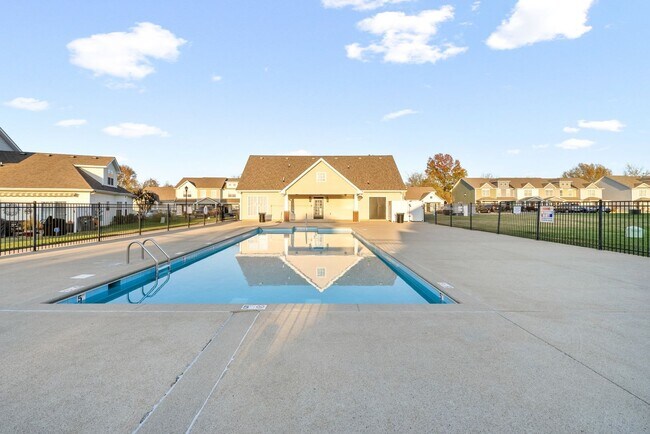 Building Photo - Large 2 Bedroom 2 1/2 Bath Dog Friendly Co...