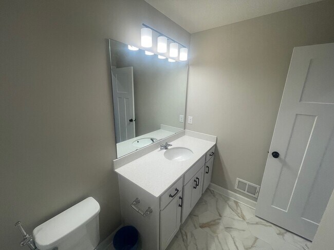 Building Photo - 873 Roselyn Dr