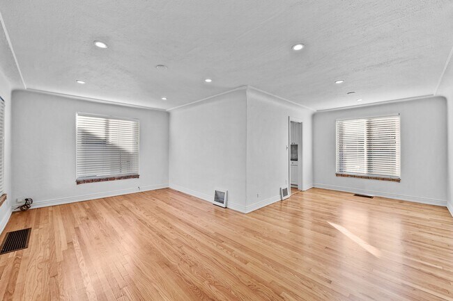 Building Photo - North Park Hill Bungalow!