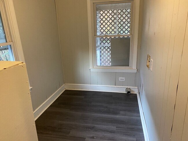Building Photo - MOVE-IN READY!