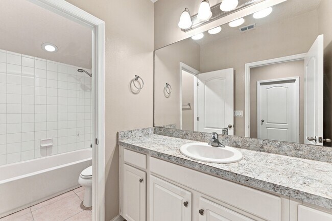 Building Photo - Stunning 3 BR + LOFT / 2.5 BA/ 2-Car-Garage Townhome in GATED community!