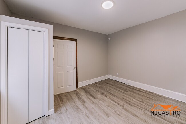 Building Photo - 2070 Indianola Ave
