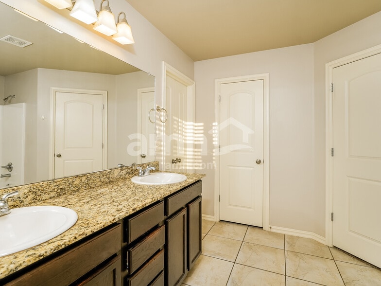 Building Photo - 13332 S Poplar St