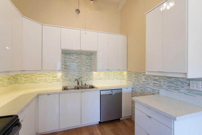 Building Photo - 3733 Riviera Dr