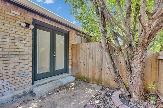 Building Photo - 1015 E Yager Ln
