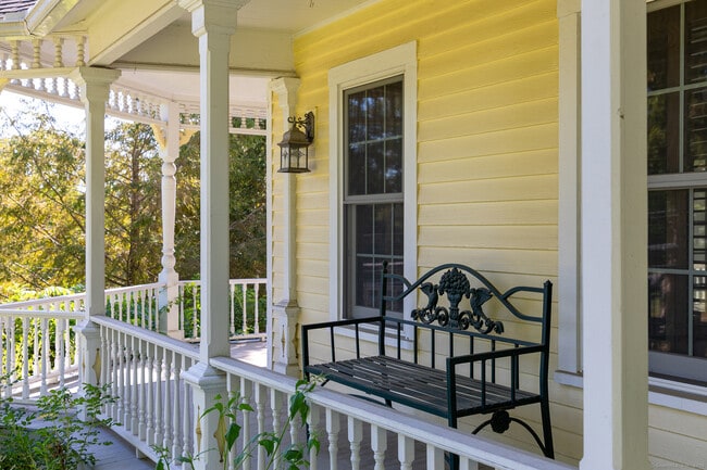 Building Photo - 267 Main St