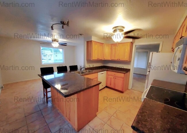 Building Photo - 3 Bedroom, 2 Bath & Main floor laundry- 6th St in Oelwein Iowa!