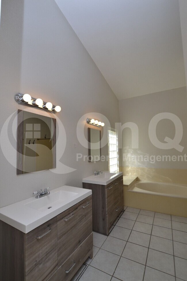 Building Photo - 2409 W Marlboro Dr