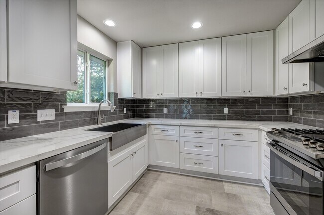 Building Photo - 5451 Loch Lomond Dr