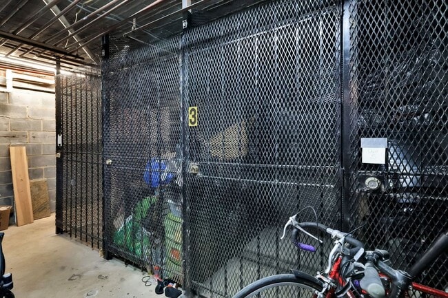 Building Photo - Charming 2-Bedroom Condo in Prime Capitol ...