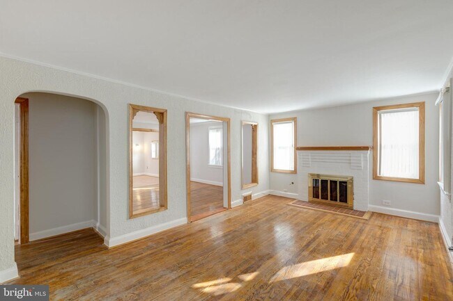 Building Photo - 115 S Spring St